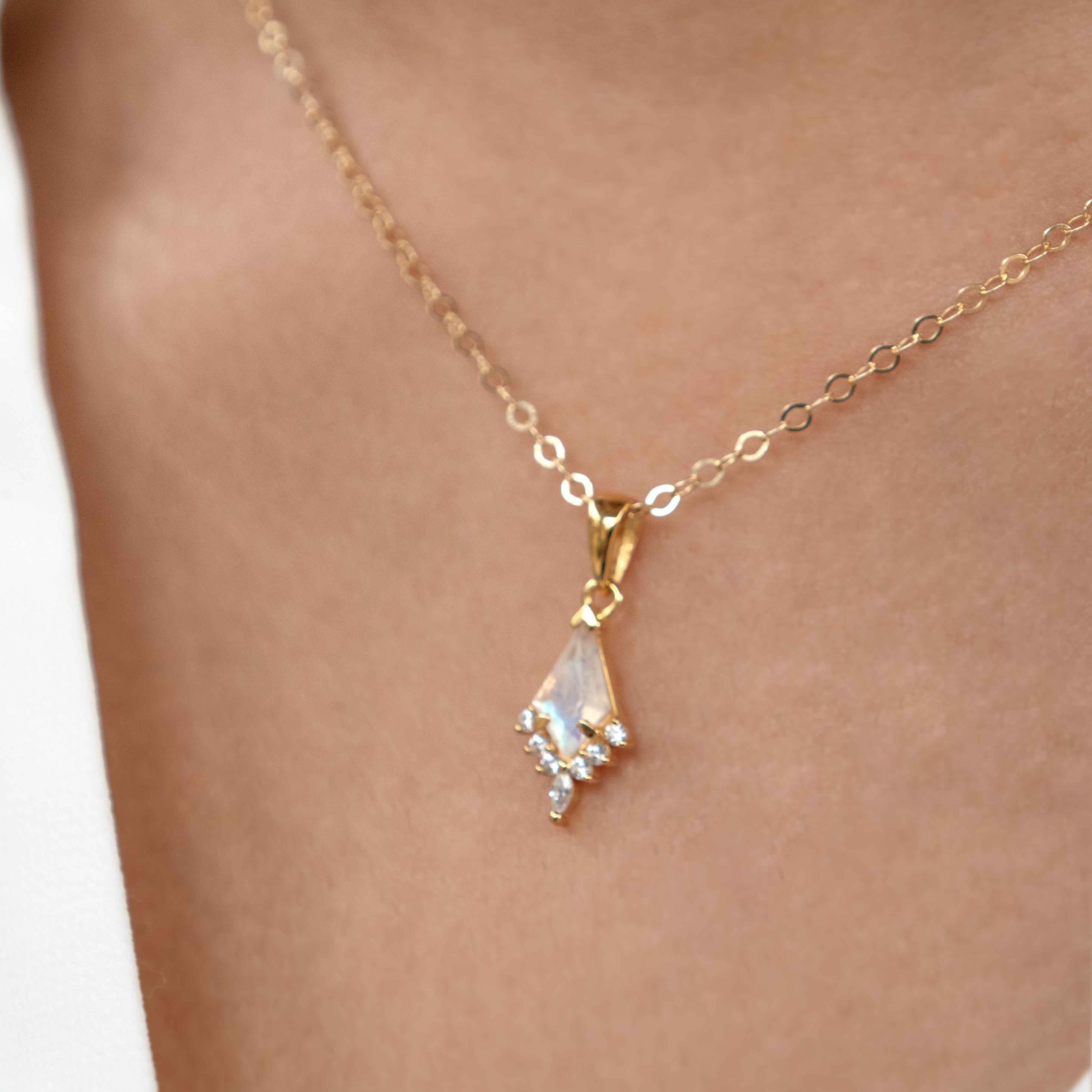 Bridal Necklace 14k Gold in Moonstone Natural