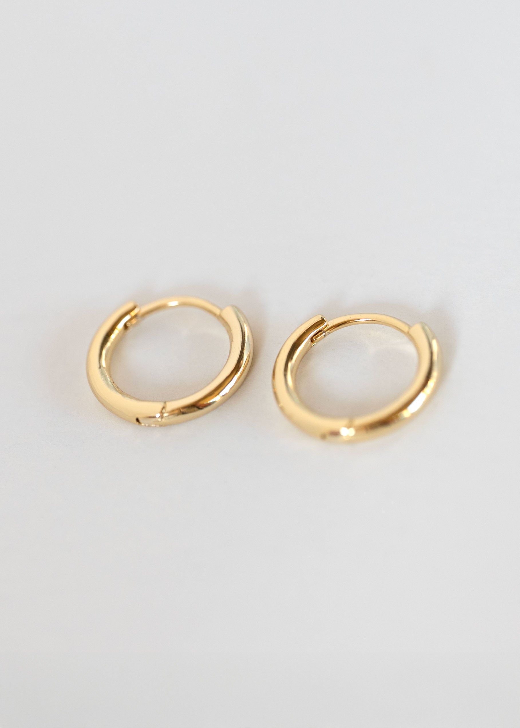 Gold Huggie Hoop Earrings Simple, Minimalist Everyday Clicker Hoops, Small Dainty Sleeper Earrings, Gift for Girls, Daughter Birthday Gifts