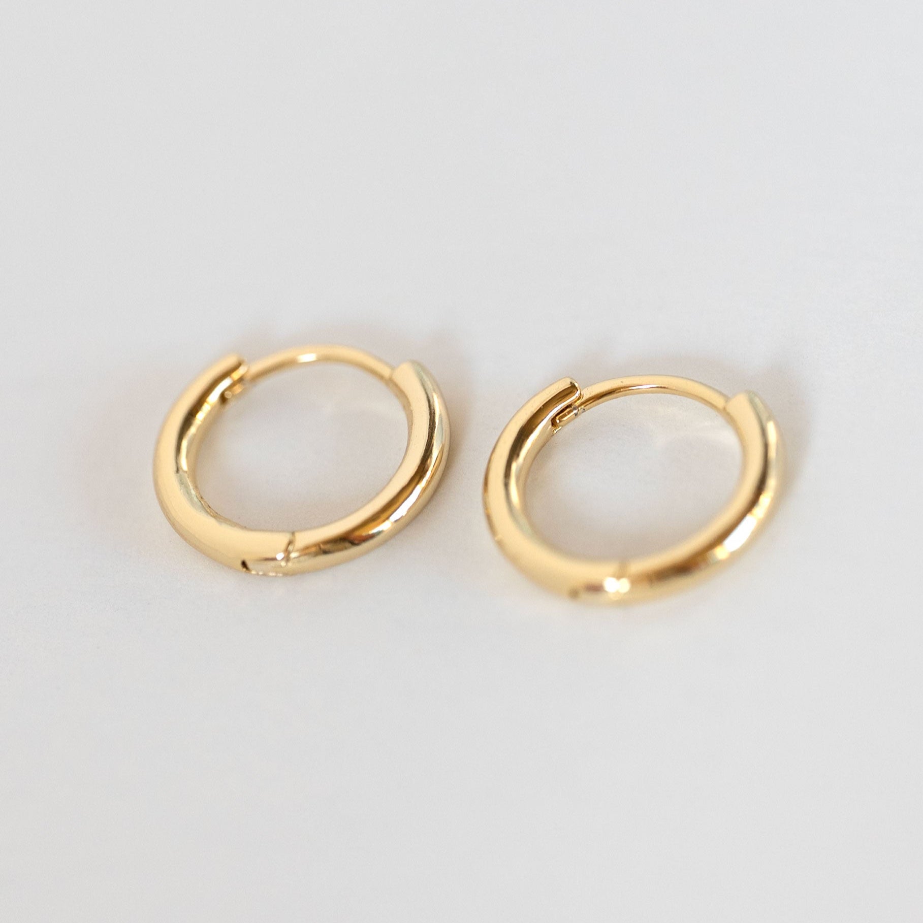 Gold Huggie Hoop Earrings Simple, Minimalist Everyday Clicker Hoops, Small Dainty Sleeper Earrings, Gift for Girls, Daughter Birthday Gifts