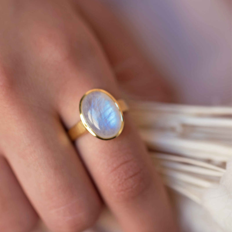 Large Moonstone Ring gold