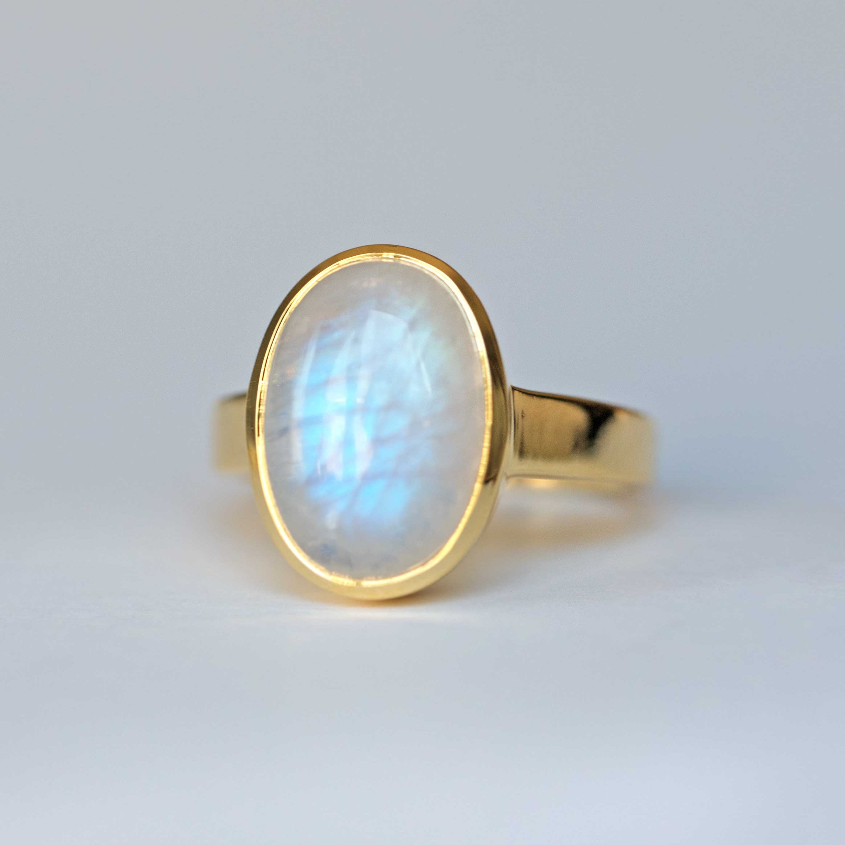 Large Moonstone Ring gold