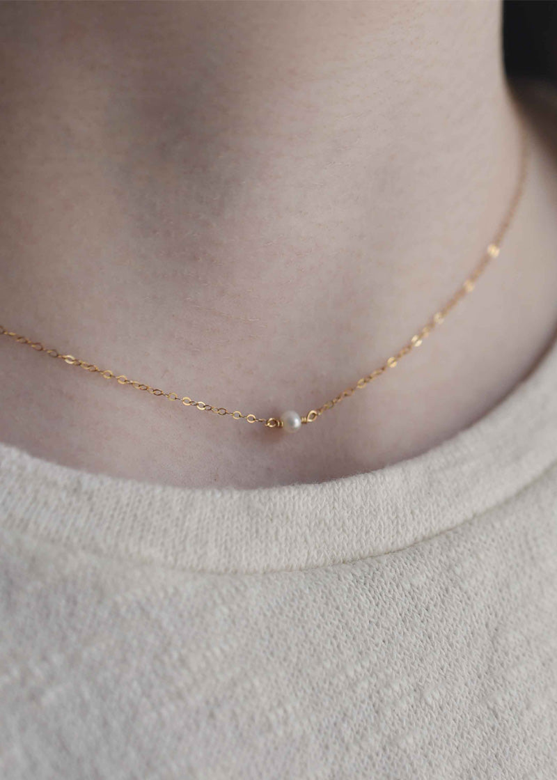 Dainty Pearl Choker Gold