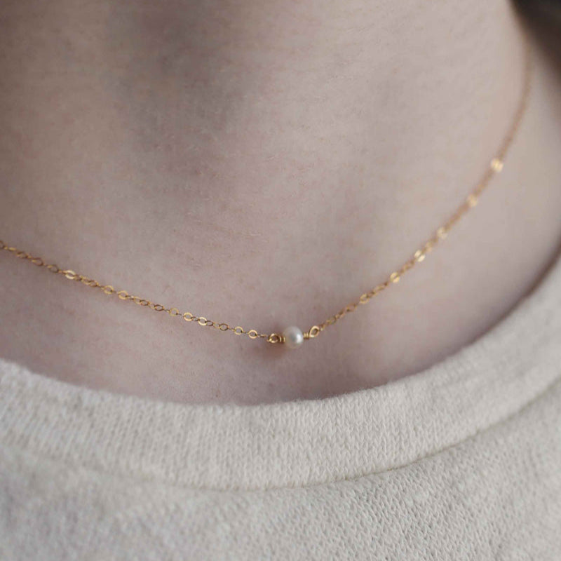 Dainty Pearl Choker Gold
