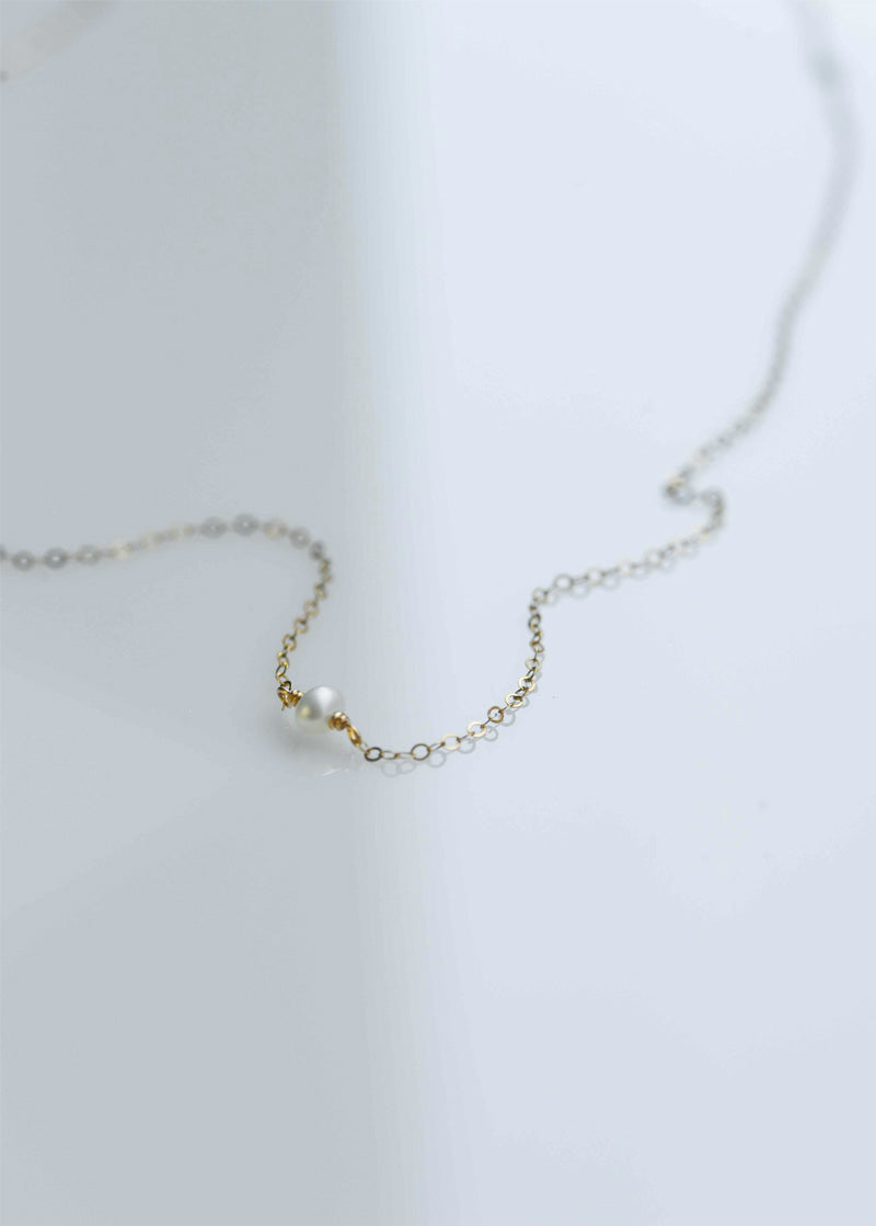 Dainty Pearl Choker Gold