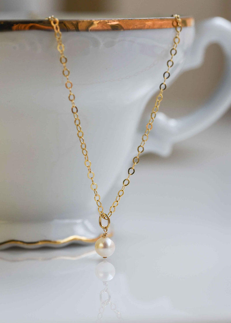 Dainty Pearl Necklace Gold