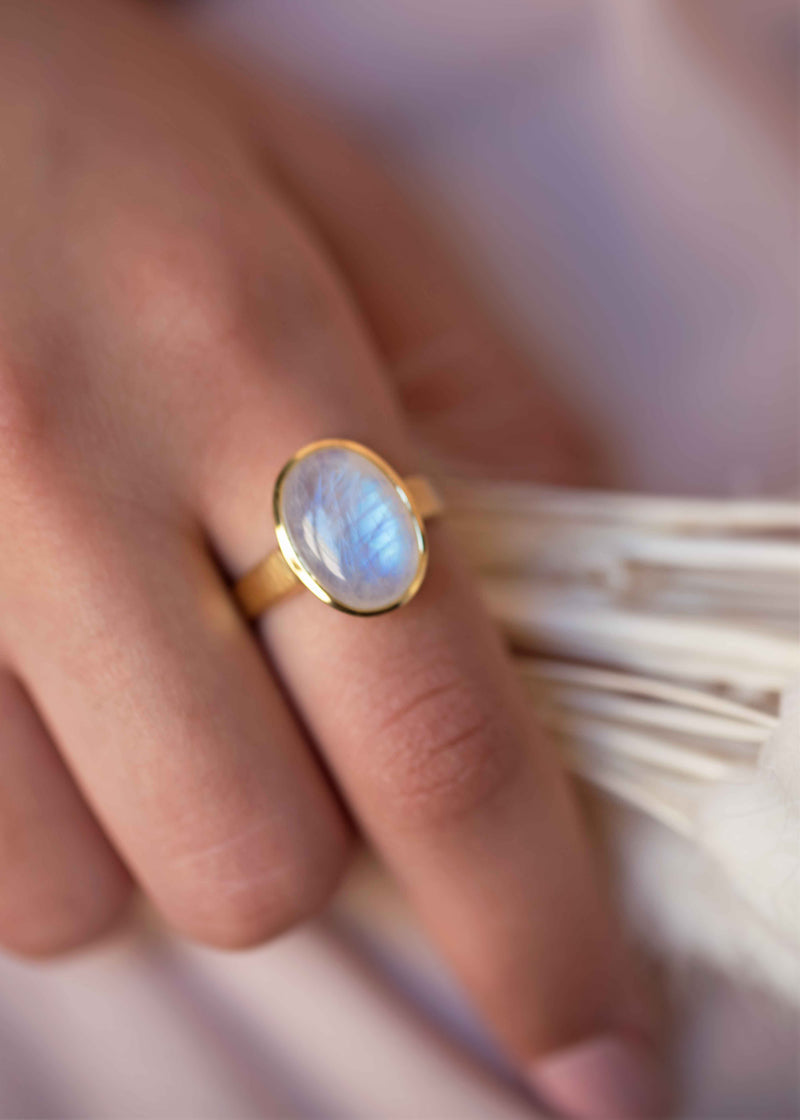Large Moonstone Ring gold