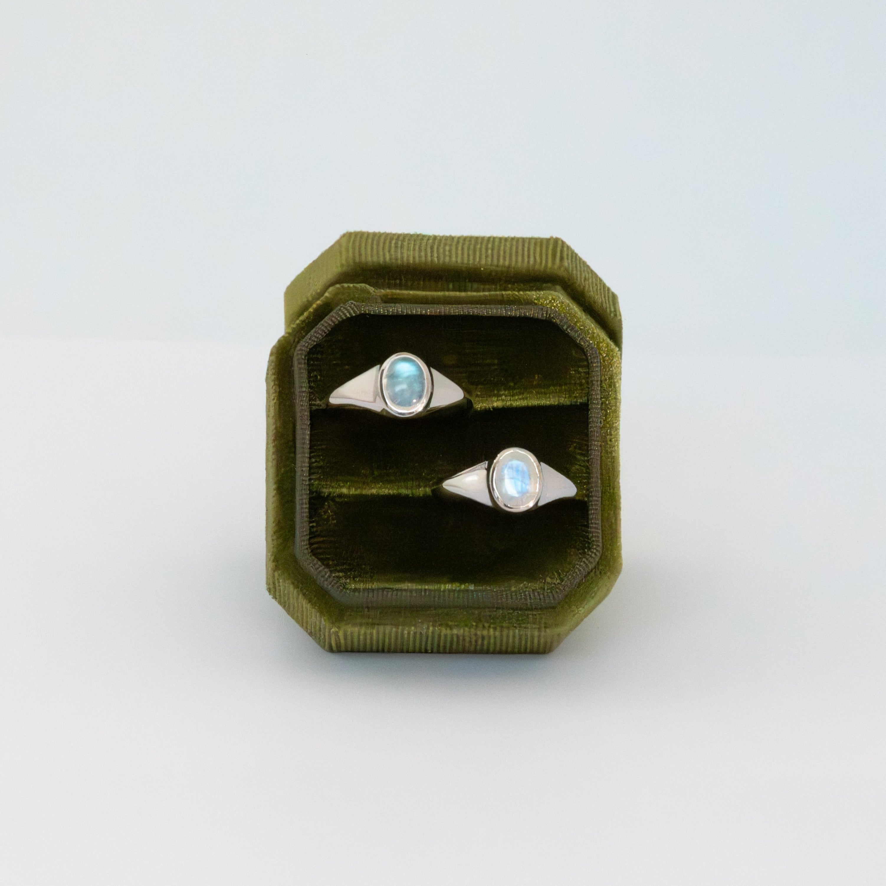 moonstone-signet ring veatge