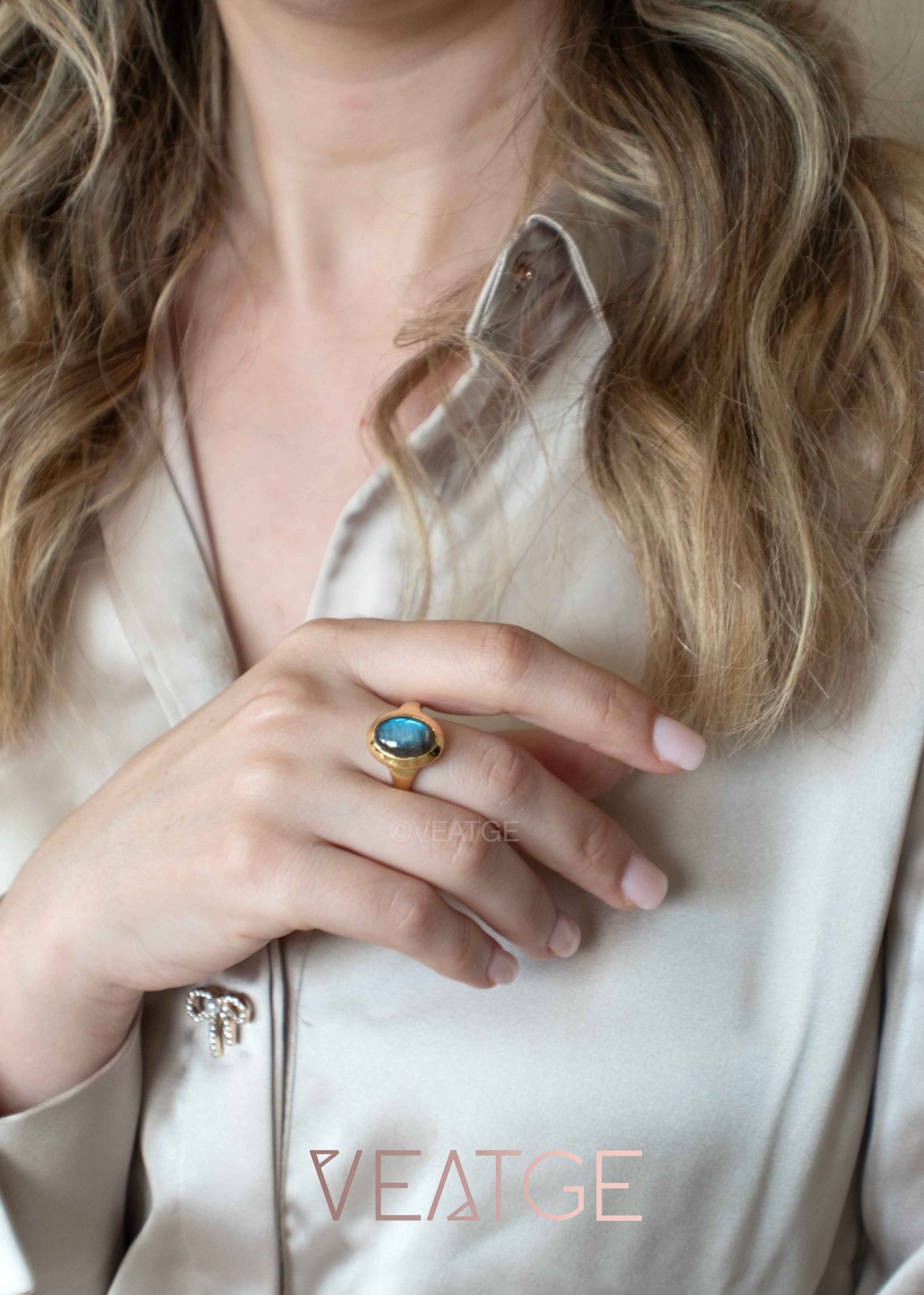 Deep Blue flash Labradorite Ring Gold - Olive