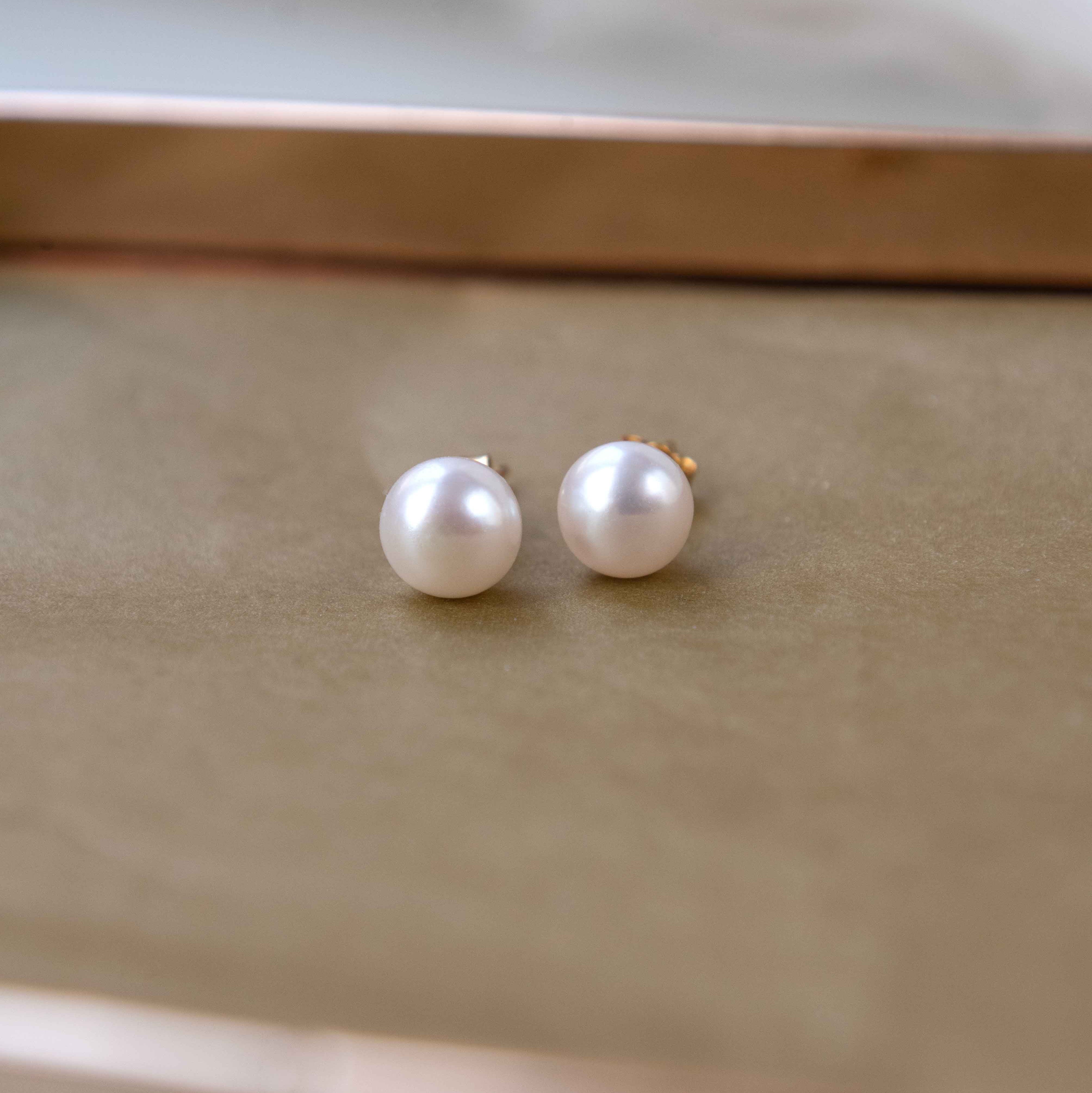 Pearl Stud Earrings gold