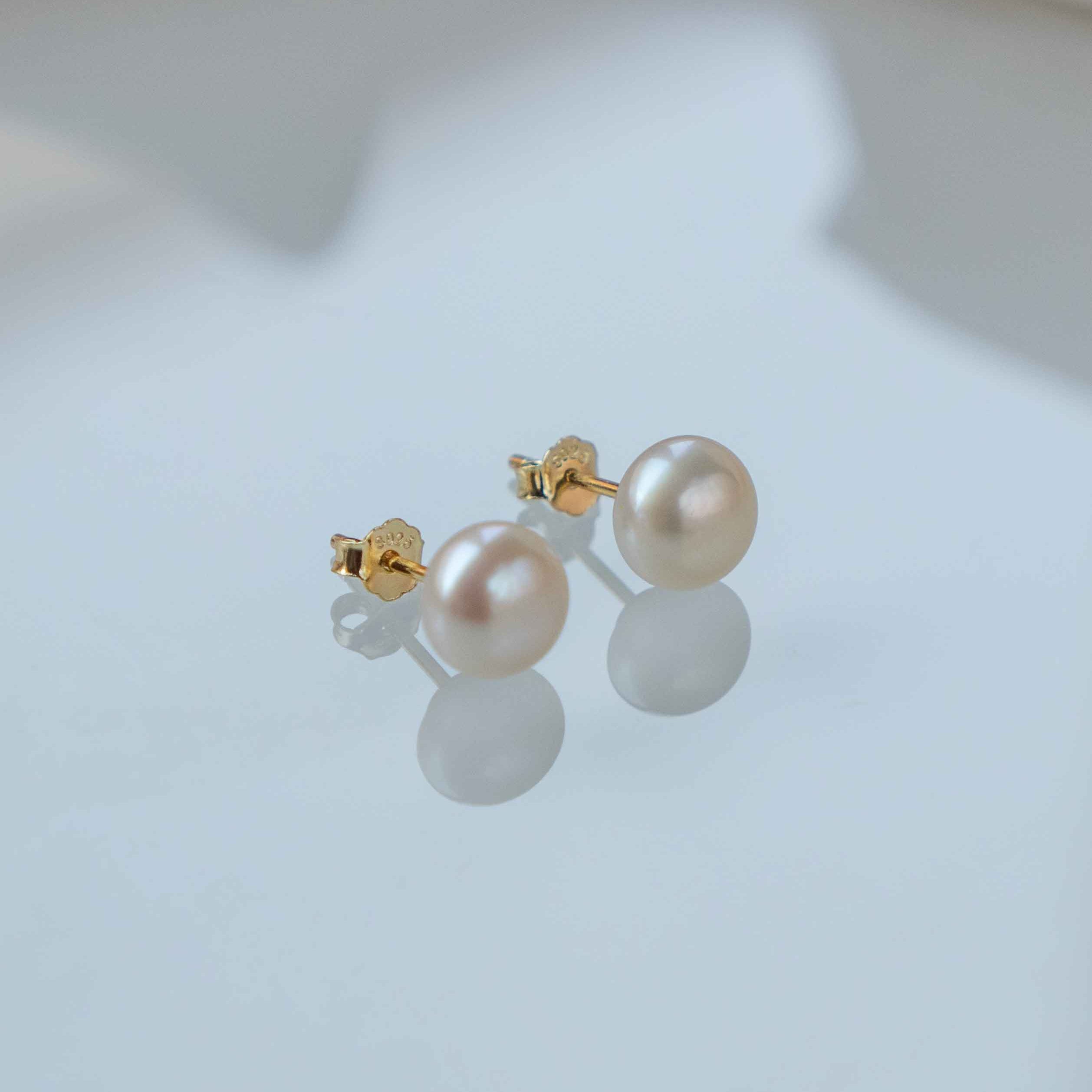 Pearl Stud Earrings gold
