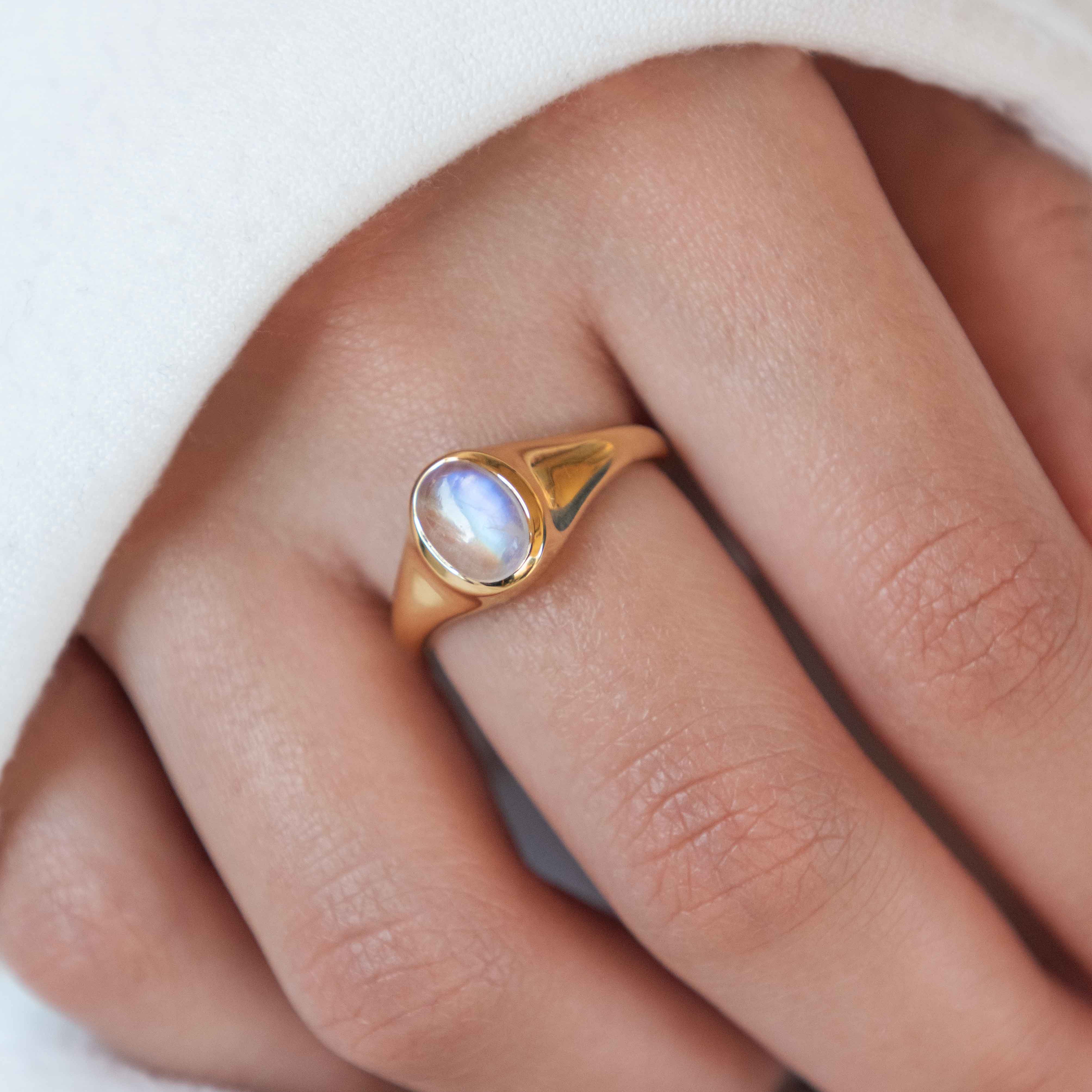 moonstone-signet ring veatge