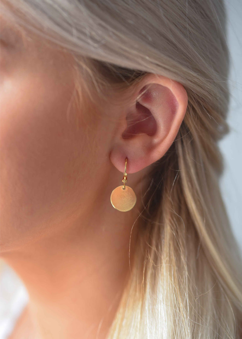 gold disc earrings minimal